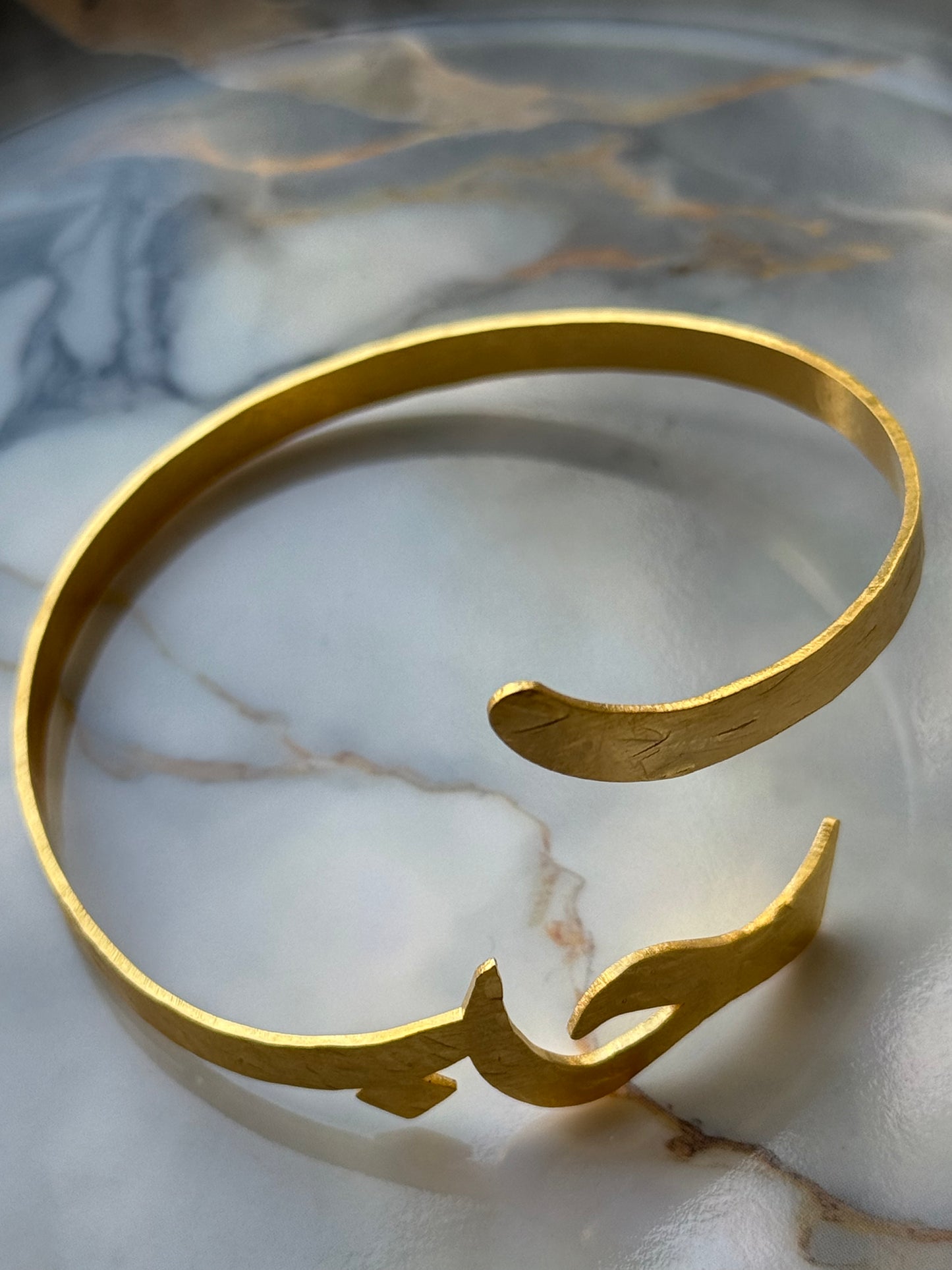 Minimal gold-plated open bangle with Arabic word Hub meaning Love – handmade jewelry by Suzys Treasures