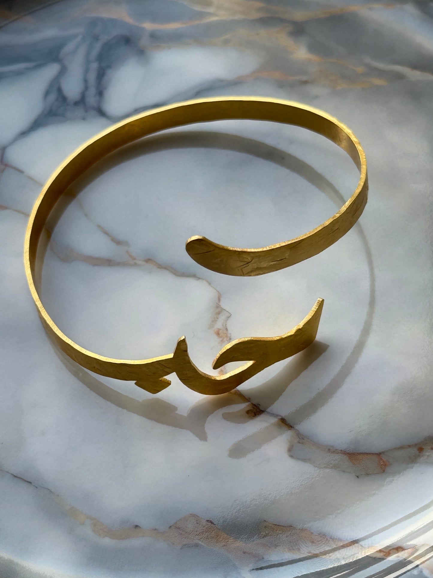 Minimal gold-plated open bangle with Arabic word Hub meaning Love – handmade jewelry by Suzys Treasures