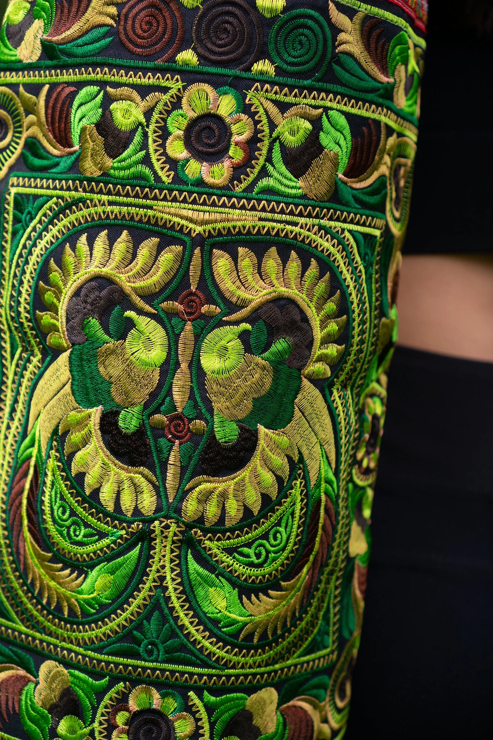Close up pf a green colorful boho yoga bag with traditional ethnic patterns – Suzys Treasures.